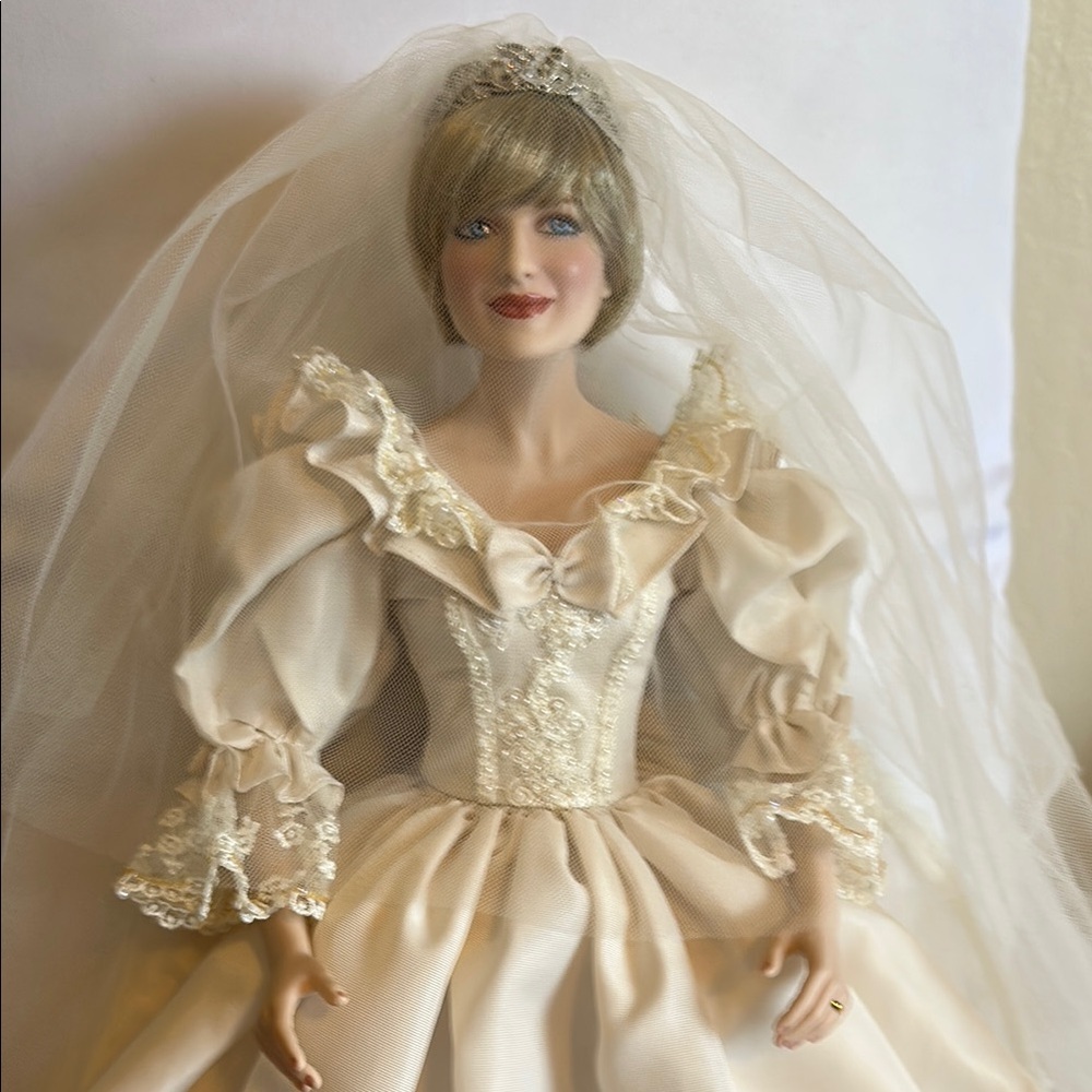 Princess Diana Porcelain Bridal Doll. Pre- Owned. Excellent Condition.